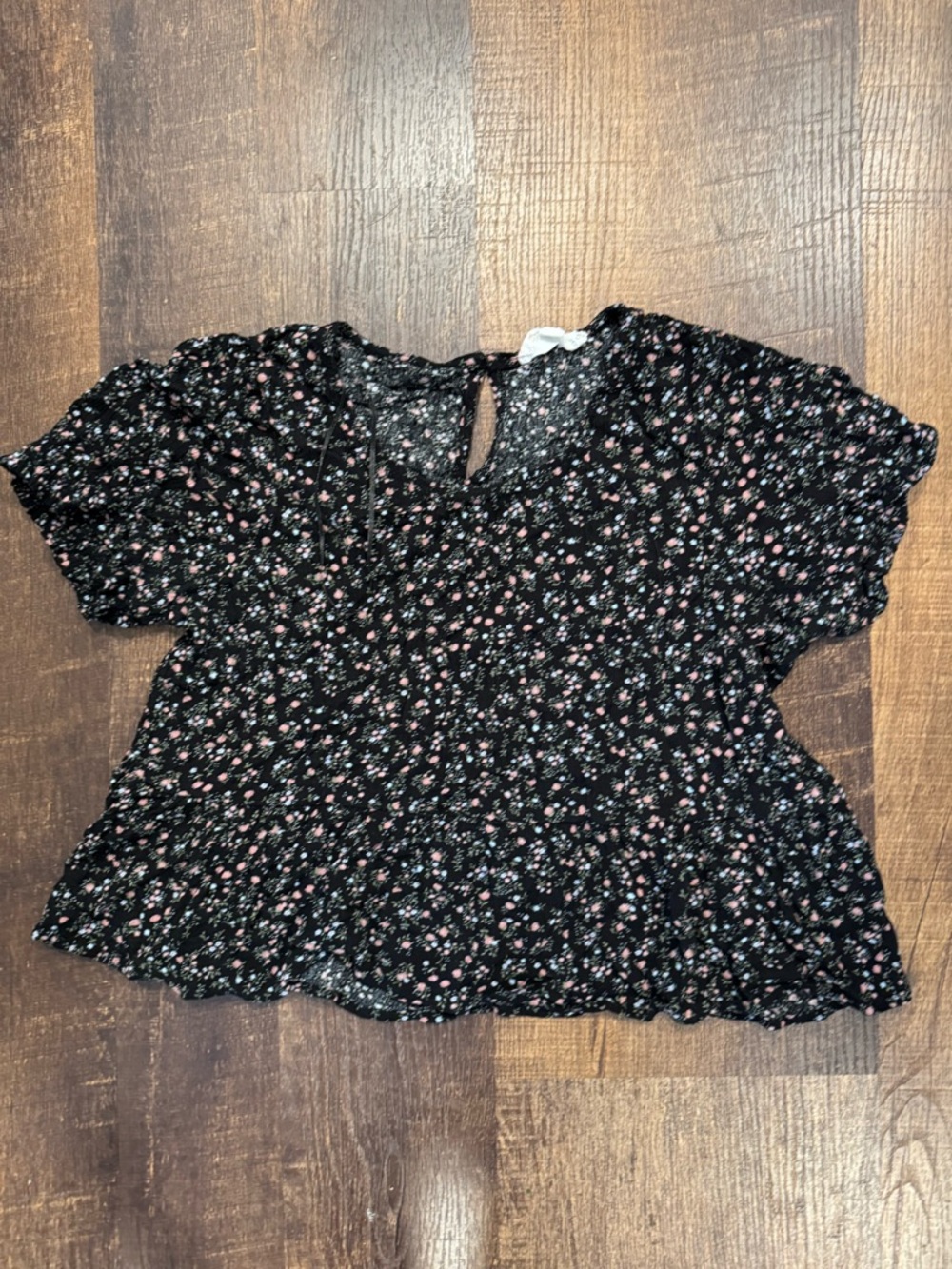 Hippie rose black floral short sleeve crop top